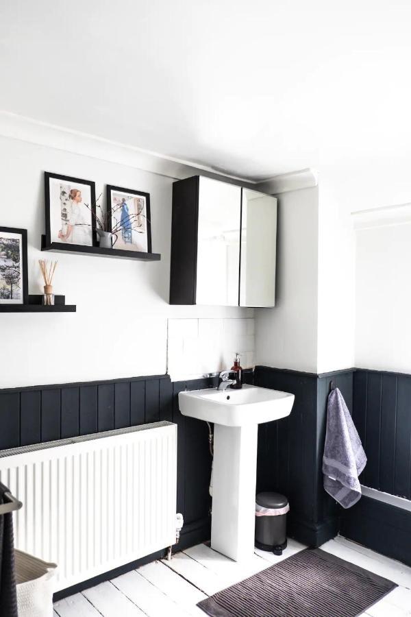 Cute Self Catering Flat In The Brecon Beacons Apartment คริกเฮาเวลล์ ภายนอก รูปภาพ
